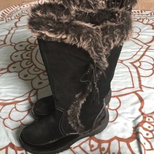 Black snow boots